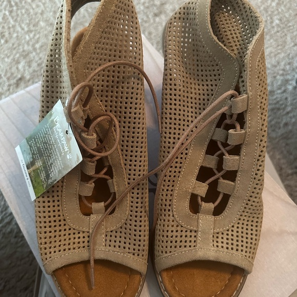 bearpaw wedge sandals - Picture 8 of 10